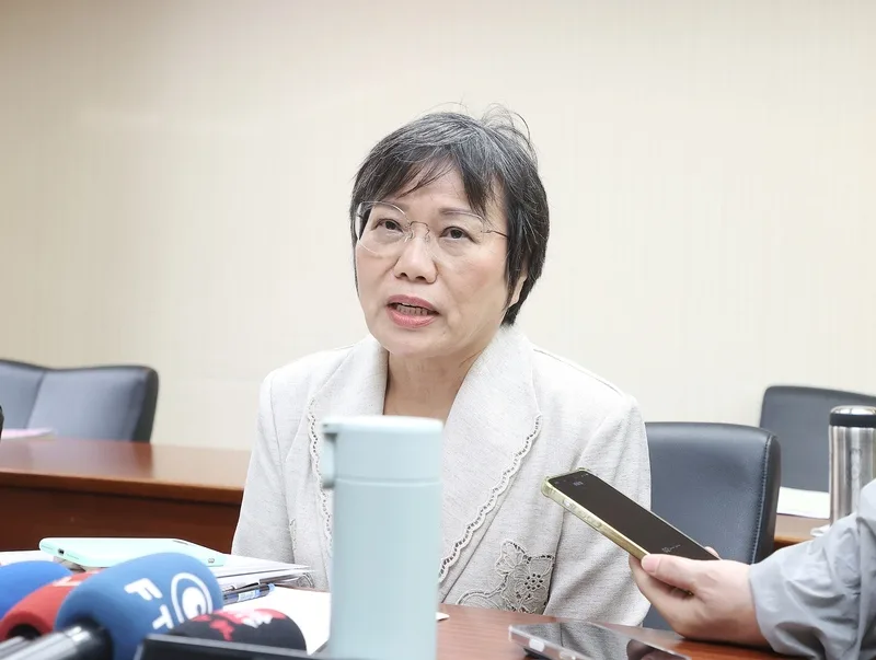 內政部長劉世芳4日在立法院受訪表示,依《促轉條例》規定,地方清除威權象徵、道路改名等是由內政部負責,轉型正義與程序正義缺一不可,她知道很多人有歷史情感,且社會共識仍有待加強,但是要溝通、不能夠不推動。中央社