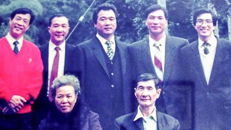 五兄弟與父母親從左至右，老大謝南榮是竹東國中校長，老二黃松竹是考選部副司長與 人事主任（從母姓），老三黃松雄台大畢業是三商行經理，老四謝松芳政大畢業，幹過台北市政府稅捐處長，老五謝松枝政大畢業是監察院財產申報處長。謝松芳提供