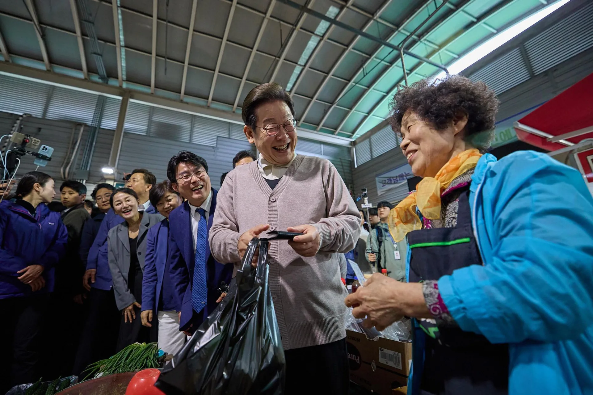 李在明出身貧寒，以親民為政治主打。翻攝李在明FB