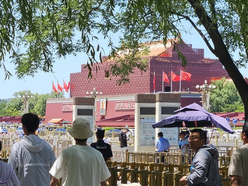 北京天安門廣場需提前一天預約才能進入,天安門城樓則是在整修當中。圖為維修中的天安門城樓。中央社