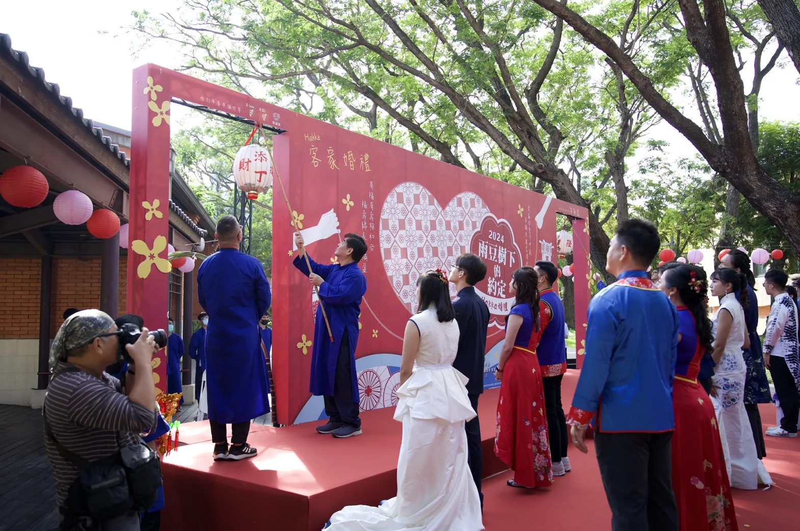 高雄市客家婚禮今年將於11月29日在緊臨高雄愛河畔的盤花公園(原三民一號公園)舉行。高雄市客委會提供
