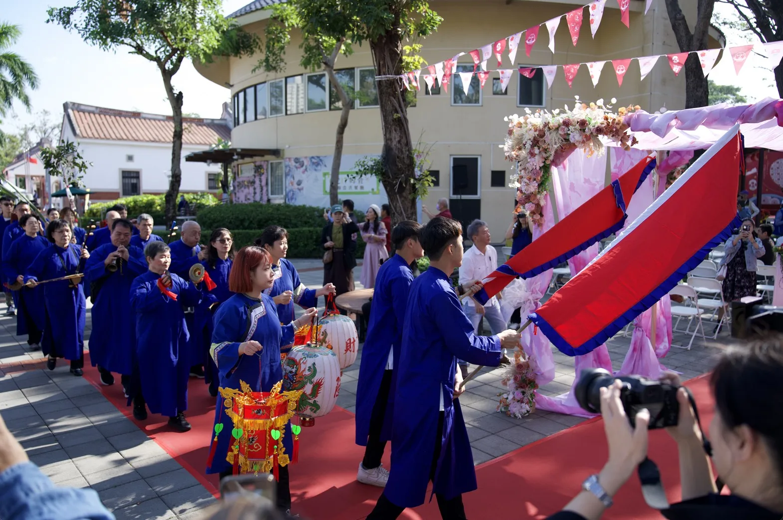 高雄市客家婚禮今年將於11月29日在緊臨高雄愛河畔的盤花公園(原三民一號公園)舉行。高雄市客委會提供