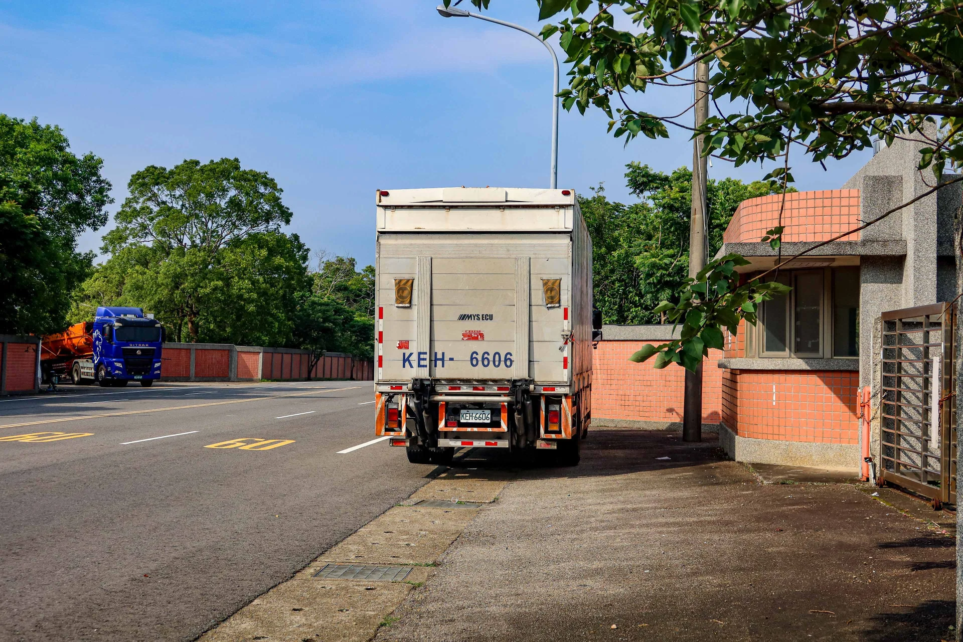 苗栗市南勢里尖豐公路兩旁的舊大坪頂營區，右（東）側這塊臨後龍溪，左（西）側這塊與大坪頂公墓為界，共佔地18公頃，地形平坦，交通便利，地方期待開發甚殷。何來美攝