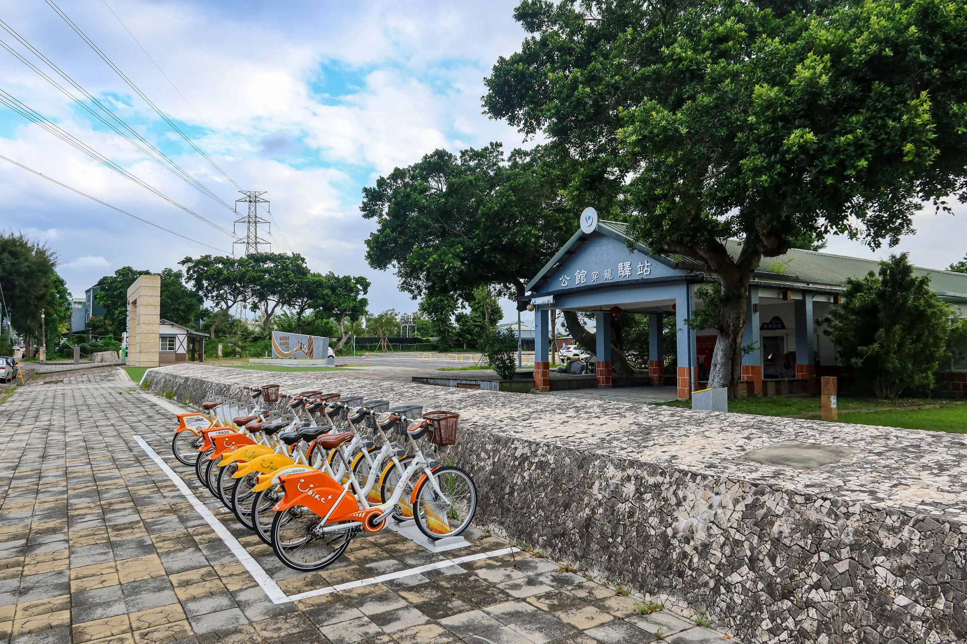 苗栗陶瓷博物館的公館穿龍驛站前，亦有YouBike微笑單車，方便遊客騎乘遊公館農莊 。何來美攝