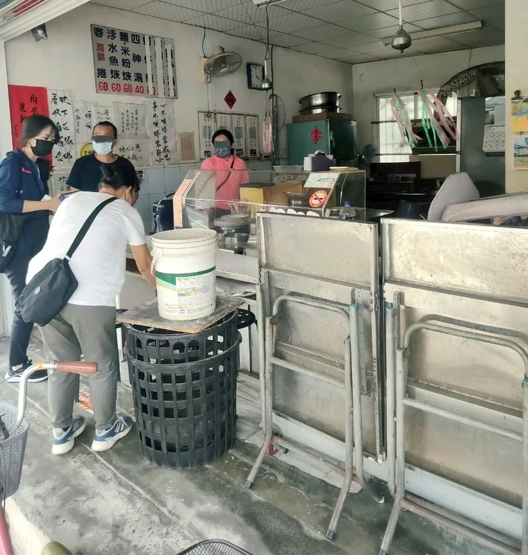 高雄市橋頭區某潤餅老店疑似發生食物中毒,衛生局26、27日接獲3家醫院通報共6人出現腹瀉、嘔吐、腹痛等症狀,其中4人仍住院中,生命徵象皆穩定,店家31日於臉書貼文宣布永久停業。圖為日前衛生局人員至店內稽查情形。高雄市衛生局提供