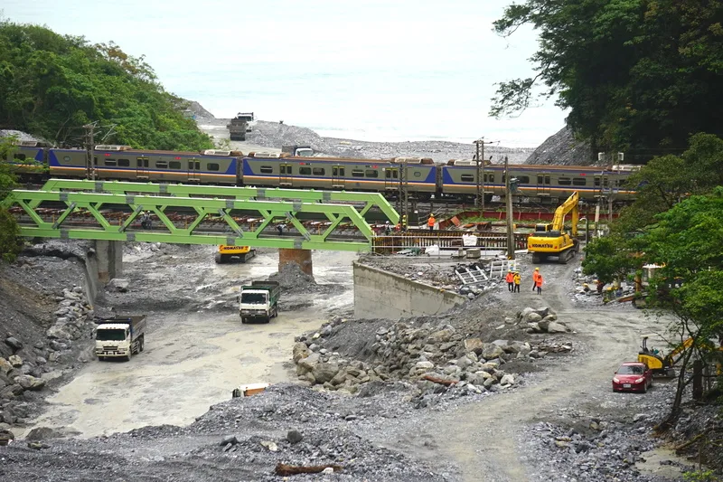 台鐵將於23日漲價,花東民眾優惠送會員點數。圖為台鐵北迴線小清水溪橋修復。資料照片。中央社