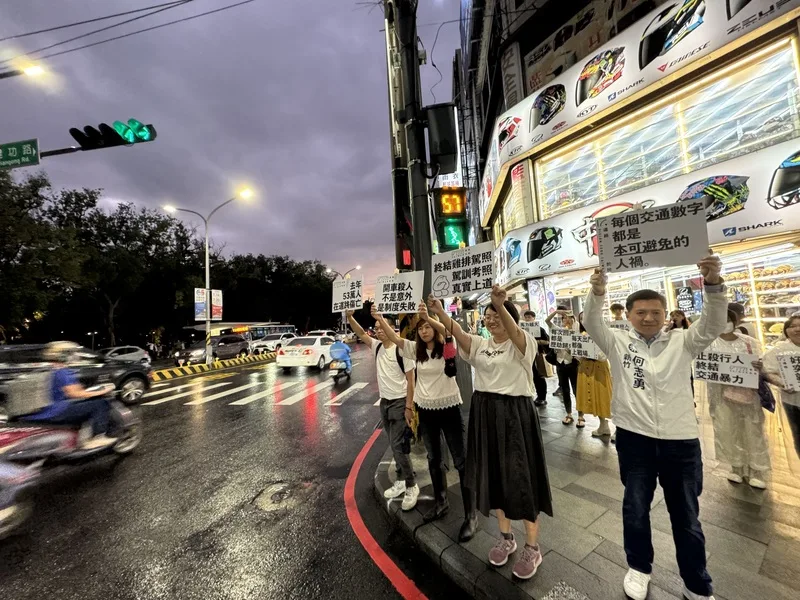 還路於民行人路權促進會4日晚間在新竹市舉辦「白紙鶴追思悼念活動」。中央社