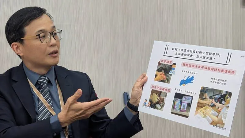 食藥署長姜至剛(圖)5日表示,可考慮以夾具處理食品、戴手套、顧客自行找零及推廣電子支付等,「大家可以發揮創意」。中央社