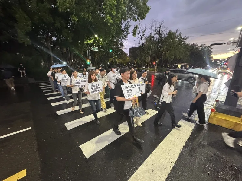 還路於民行人路權促進會發起「白紙鶴追思悼念活動」，4日在新竹市清華大學大門旁路口舉行，參與者身著白上衣、手舉標語及電子蠟燭，安靜走過行人穿越道，盼讓來往車潮看見訴求。中央社