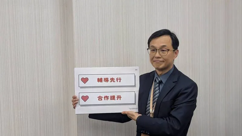 食品良好衛生規範準則新規明定食品從業人員調理食品時,不能同時或接續接觸金錢。食藥署長姜至剛(圖)5日親上火線受訪說明,指出將無限期以輔導先行。中央社