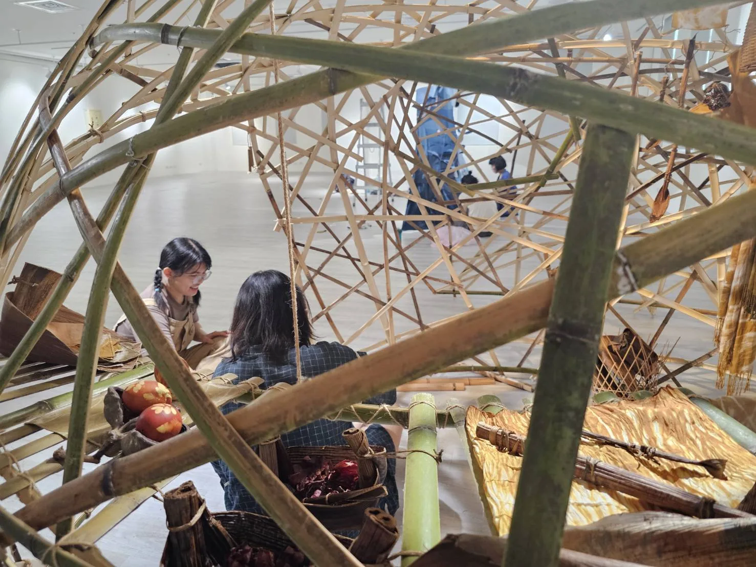 藝術家陳依慧與羅聿綺共創作品中。台北市客家文化基金會提供