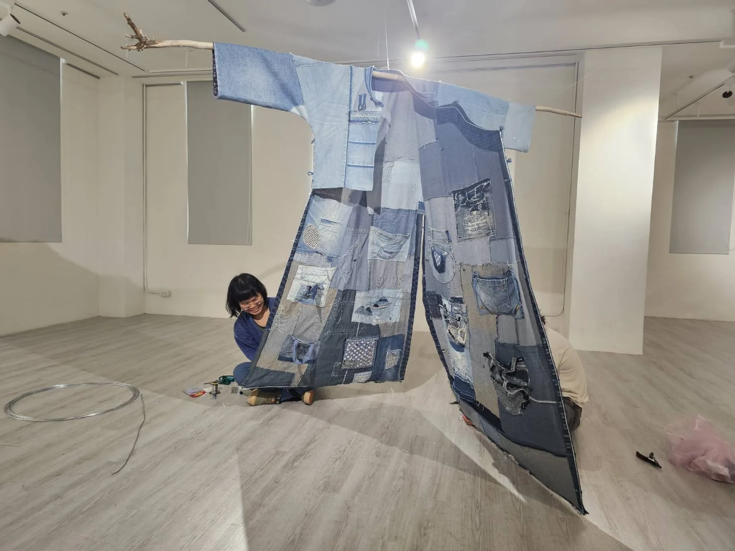 藝術家林資芬《穿上時間的顏色》創作中。台北市客家文化基金會提供