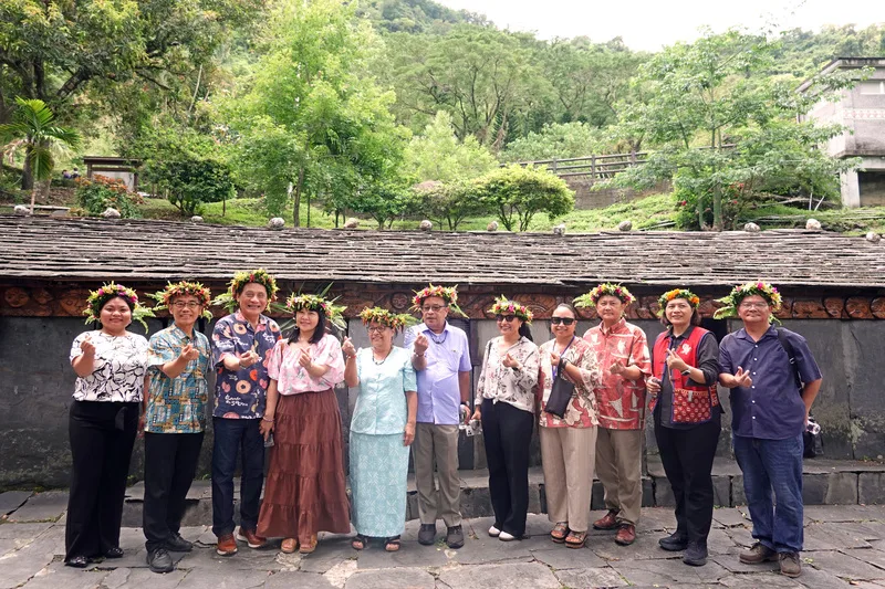 馬紹爾群島共和國總統海妮(左5)6日率國是訪問團走訪台灣原住民族文化園區,並參訪排灣族傳統石板屋。中央社