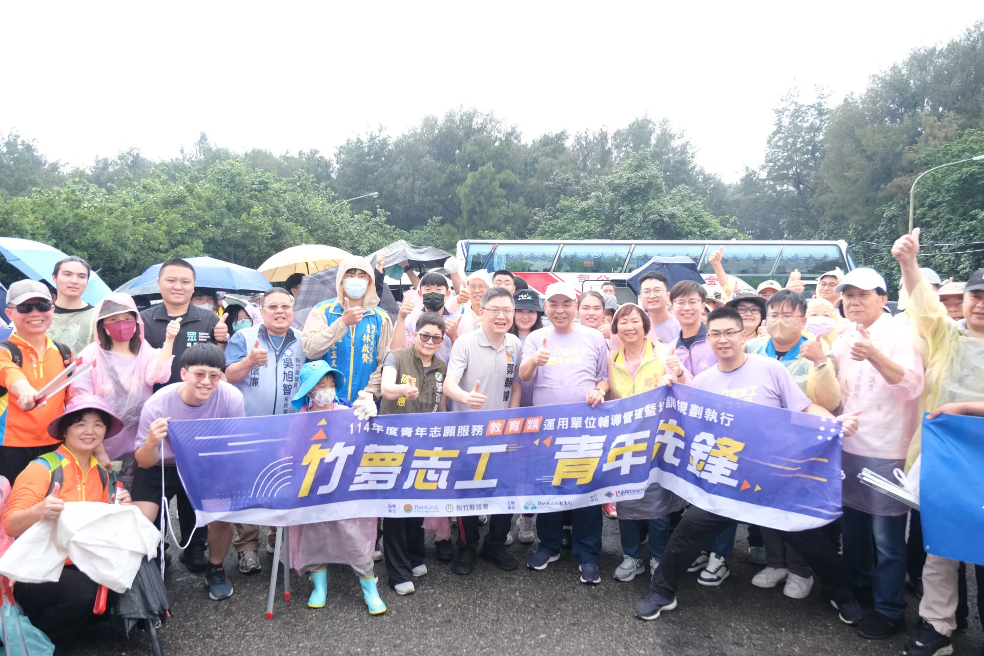 近200名志工參與淨灘。