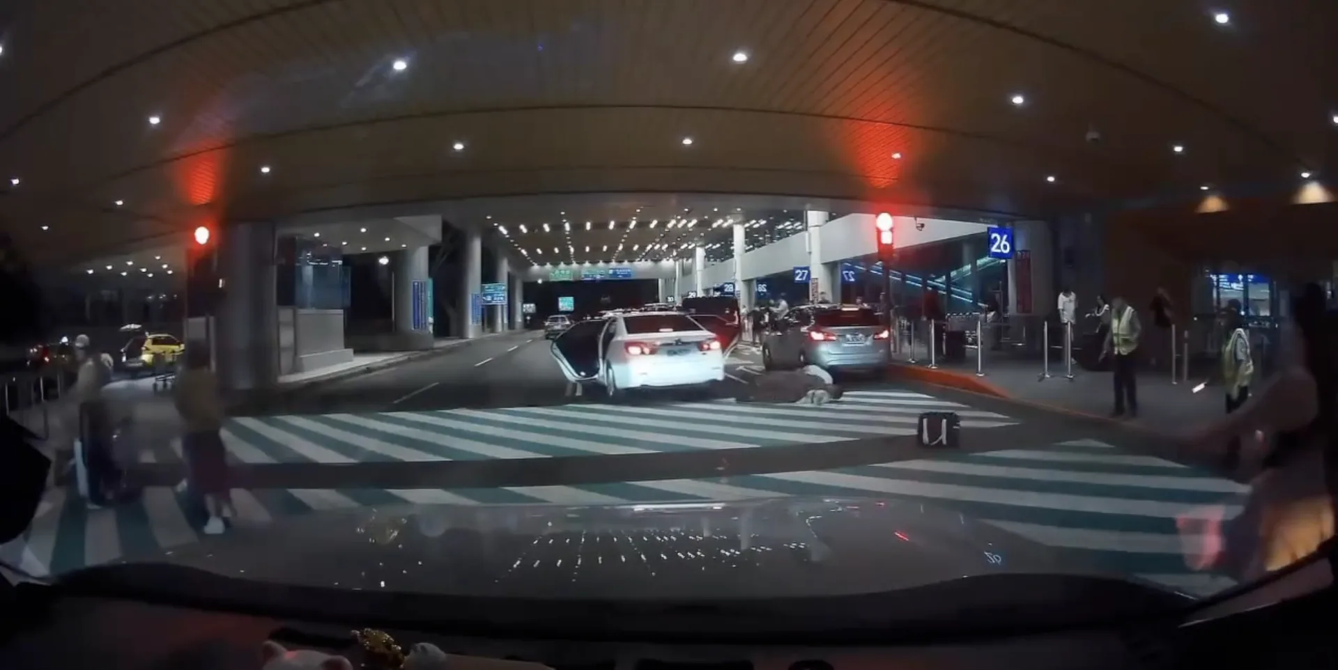 白牌車當時載著一名西班牙籍旅客,旅客在許男逃逸時,為了自保急跳車,導致手臂擦傷。翻攝自threads@@mx.1650