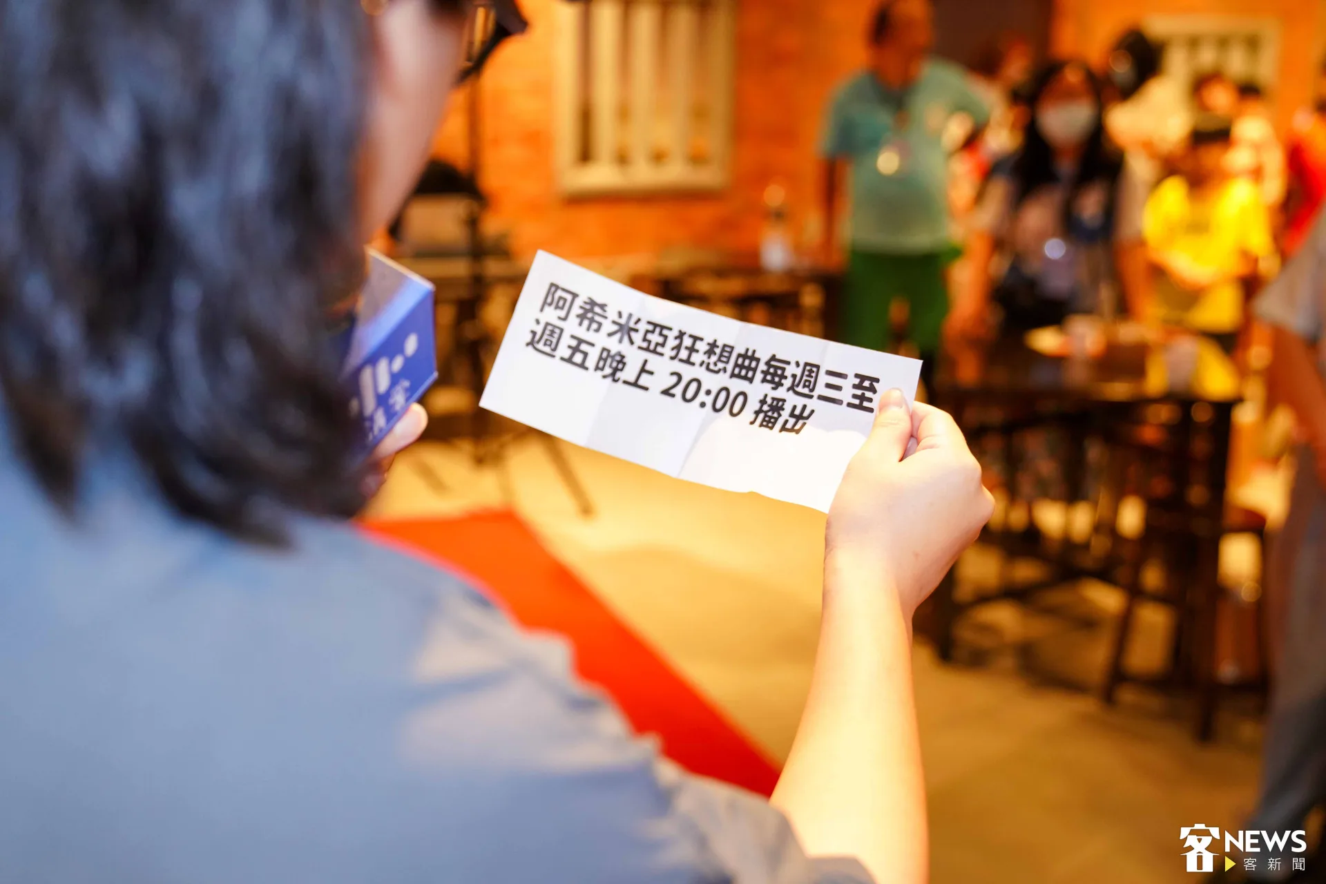出題目給聽友回答,考考大家平時有沒有認真聽講客廣播電臺。朱愷元攝