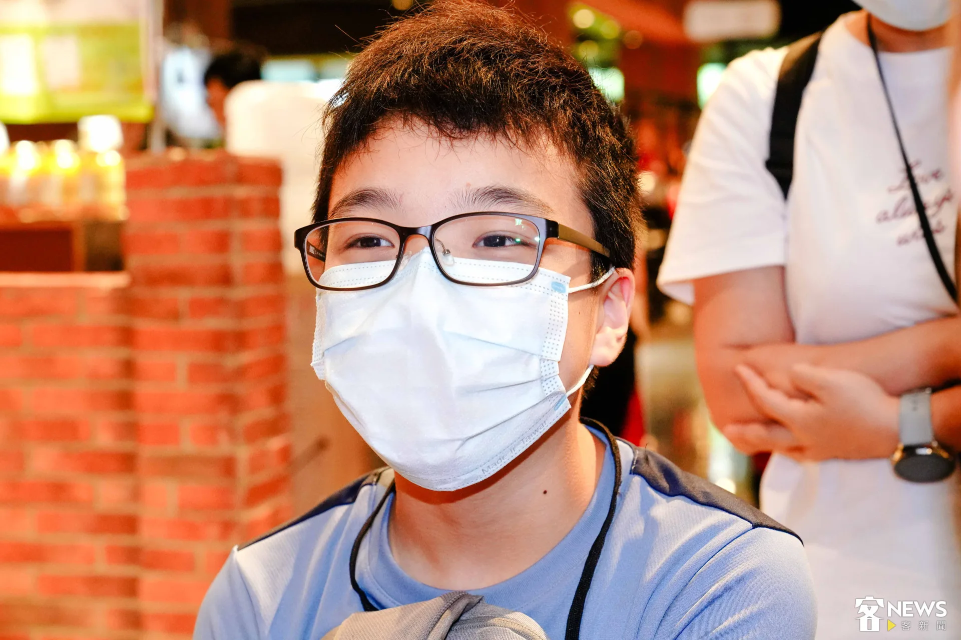 國小六年級剛畢業的小聽友黃詮竣「圓夢成功」,與最愛的主持人「朱皮」握手、合影。朱愷元攝