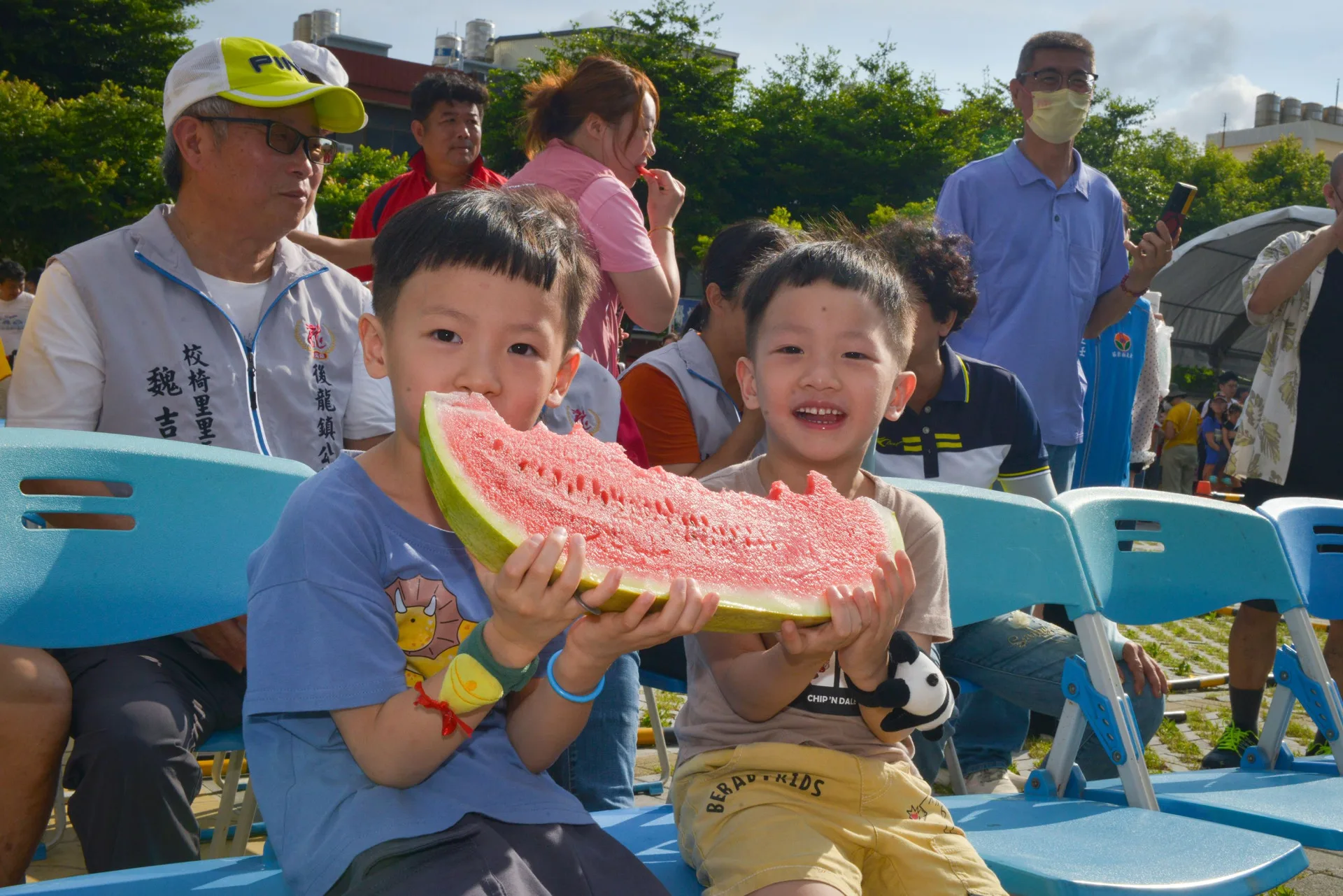 「龍來呷西瓜」,來賓大口吃西瓜