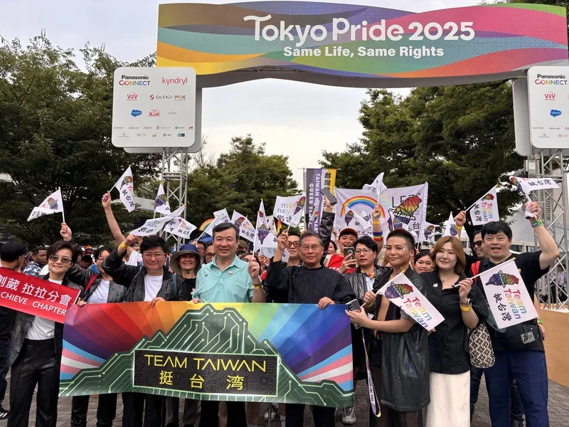 日本規模最大的LGBTQ+活動「東京驕傲節」(Tokyo Pride)8日舉行從澀谷到原宿街頭的大遊行,台灣第5度組隊參加,駐日代表李逸洋(前排左3)。中央社