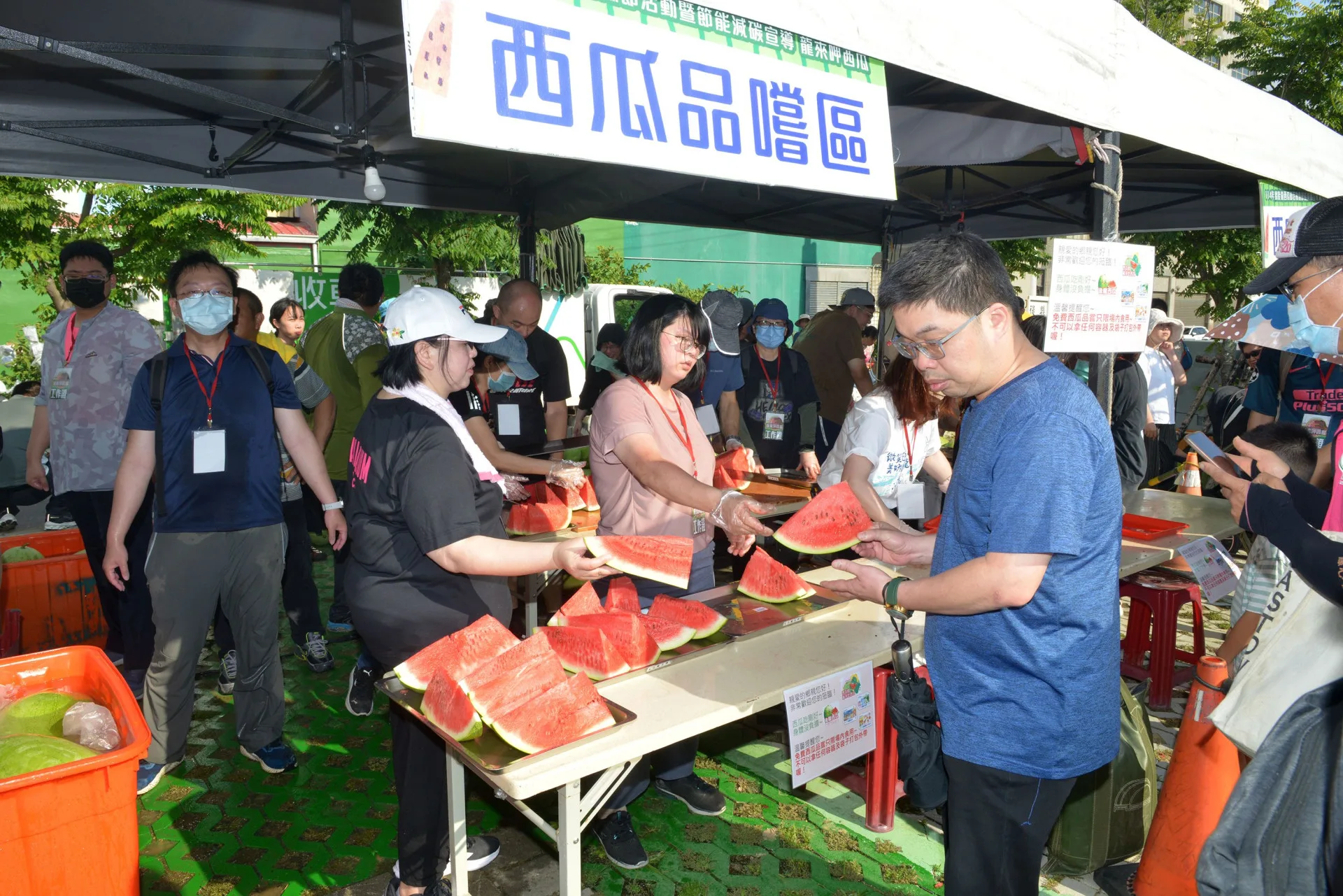 2025年後龍西瓜節「龍來呷西瓜」,民眾排隊領取免費西瓜。