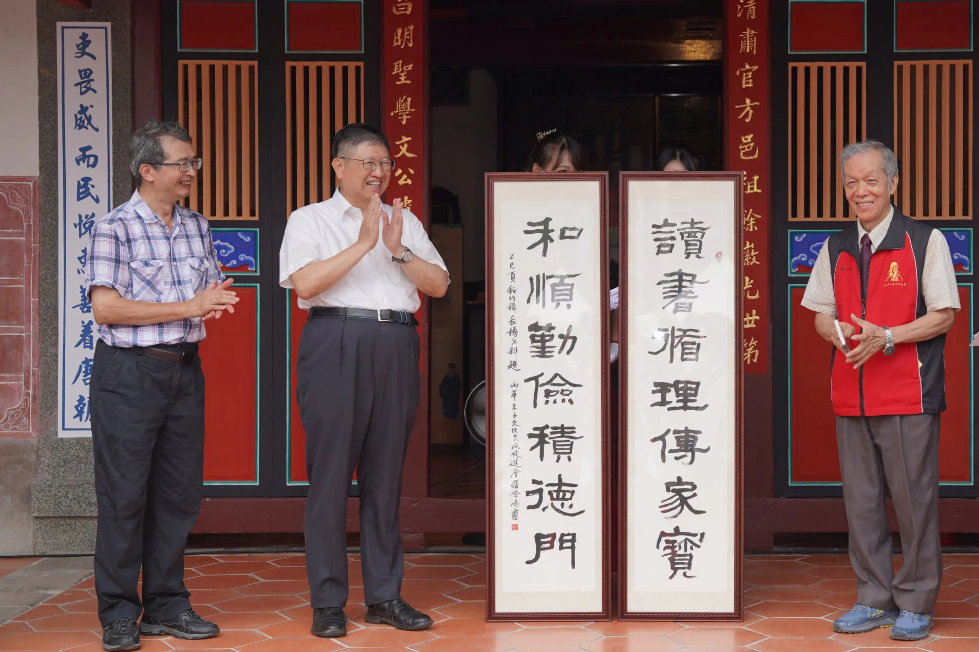 楊文科(左2)致贈書法名家羅際鴻(左1)書寫的墨寶「讀書循理傳家寶 和順勤儉積德門」給朱氏家廟,融合朱氏家訓及格言