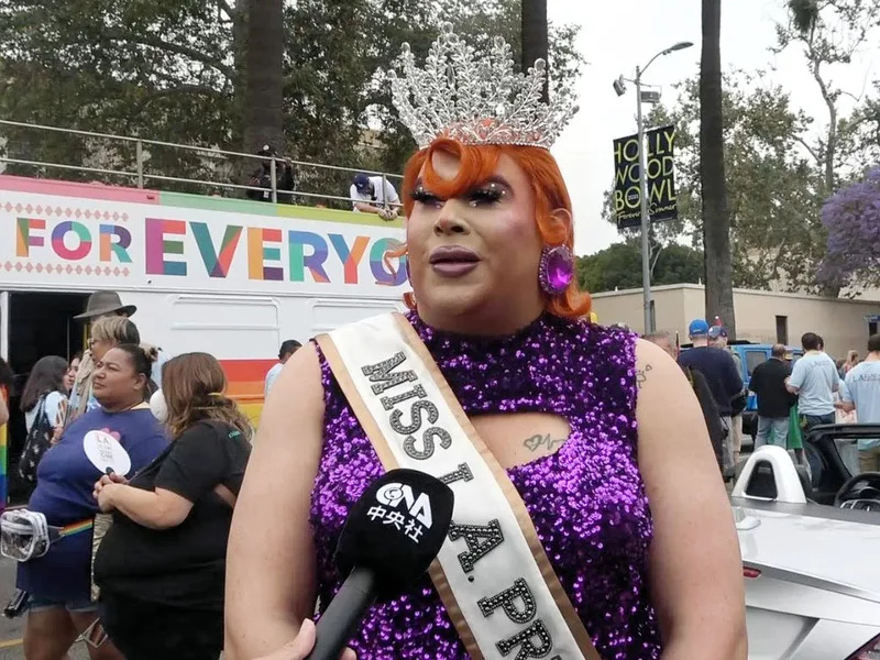 洛杉磯同志遊行小姐(Miss LA Pride)變裝皇后戴絲表示,同志遊行就是一種抗議,向世界宣傳人人平等、有權愛人的價值觀。中央社