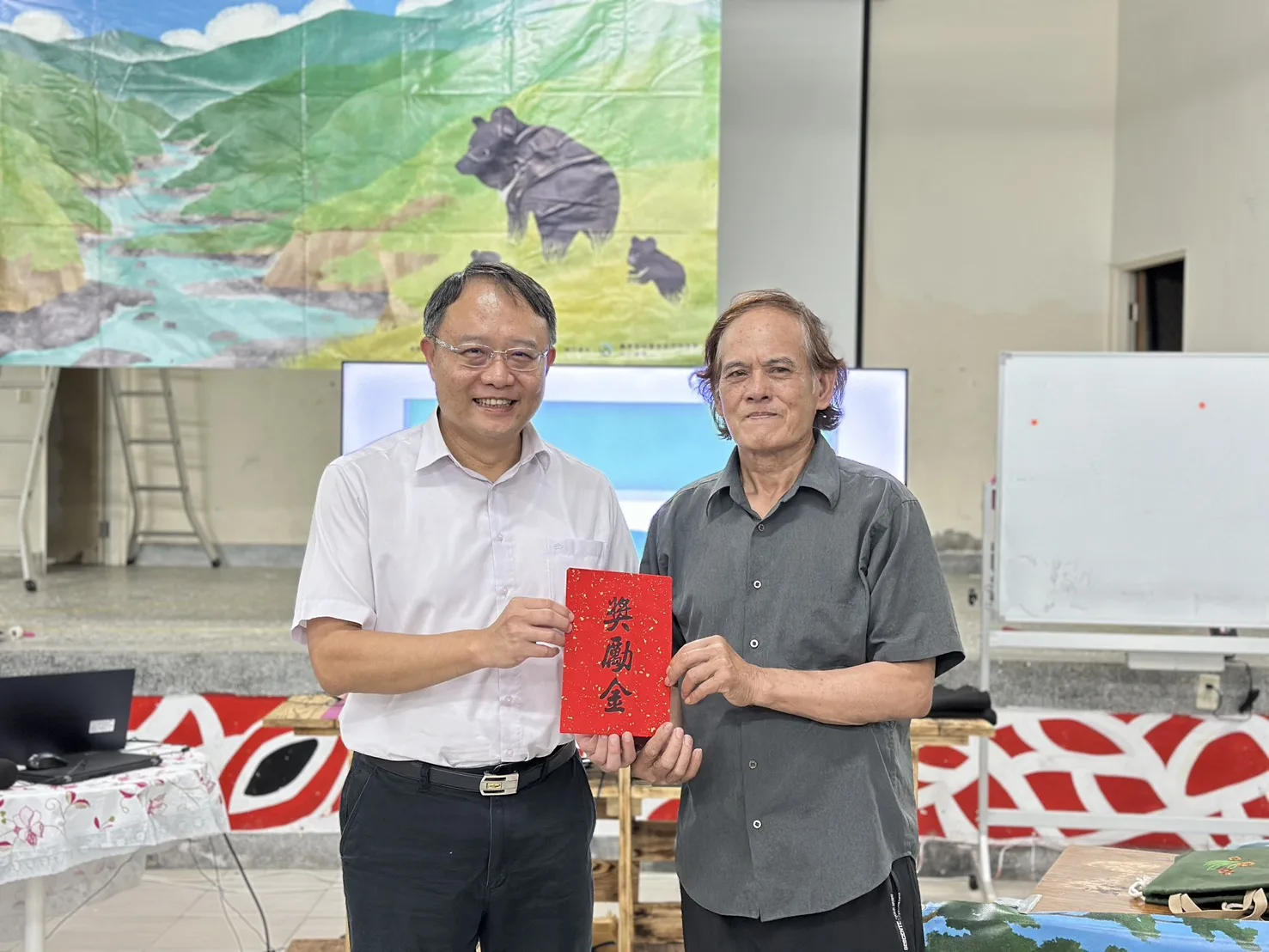林保署台中分署長張弘毅頒發黑熊生態服務給付棲地監測獎勵金。林保署台中分署提供