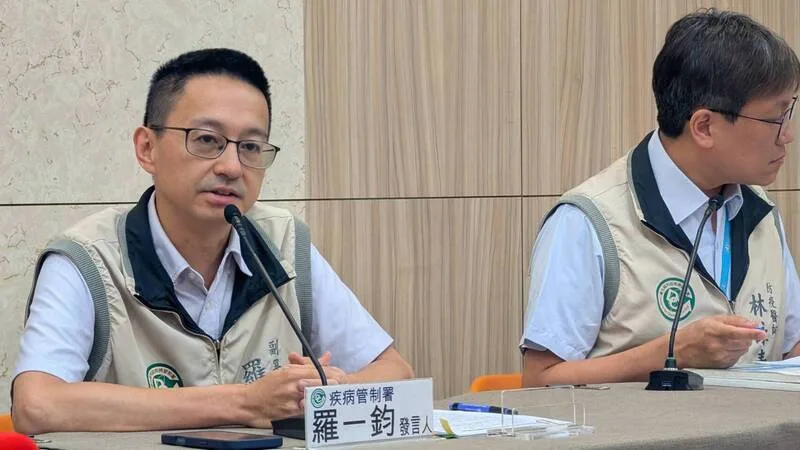 疾管署發言人羅一鈞(左)10日表示,上週COVID-19門急診就診共7萬182人次,研判疫情提早到達高峰,預估流行期將提早結束,「見罩率」明顯提升是疫情趨緩最重要原因。中央社