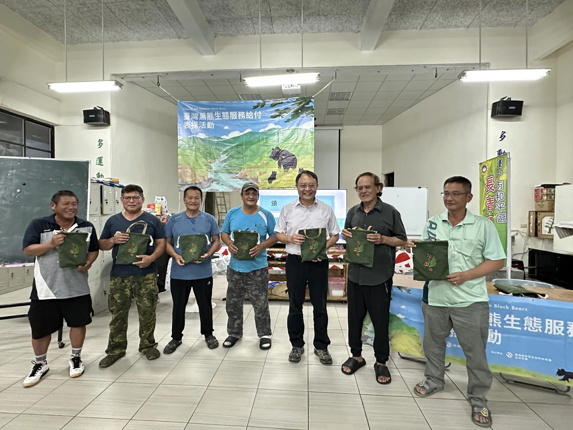 台中分署致贈禮品,感謝人人守護山林協會協助改良式獵具測試。林保署台中分署提供