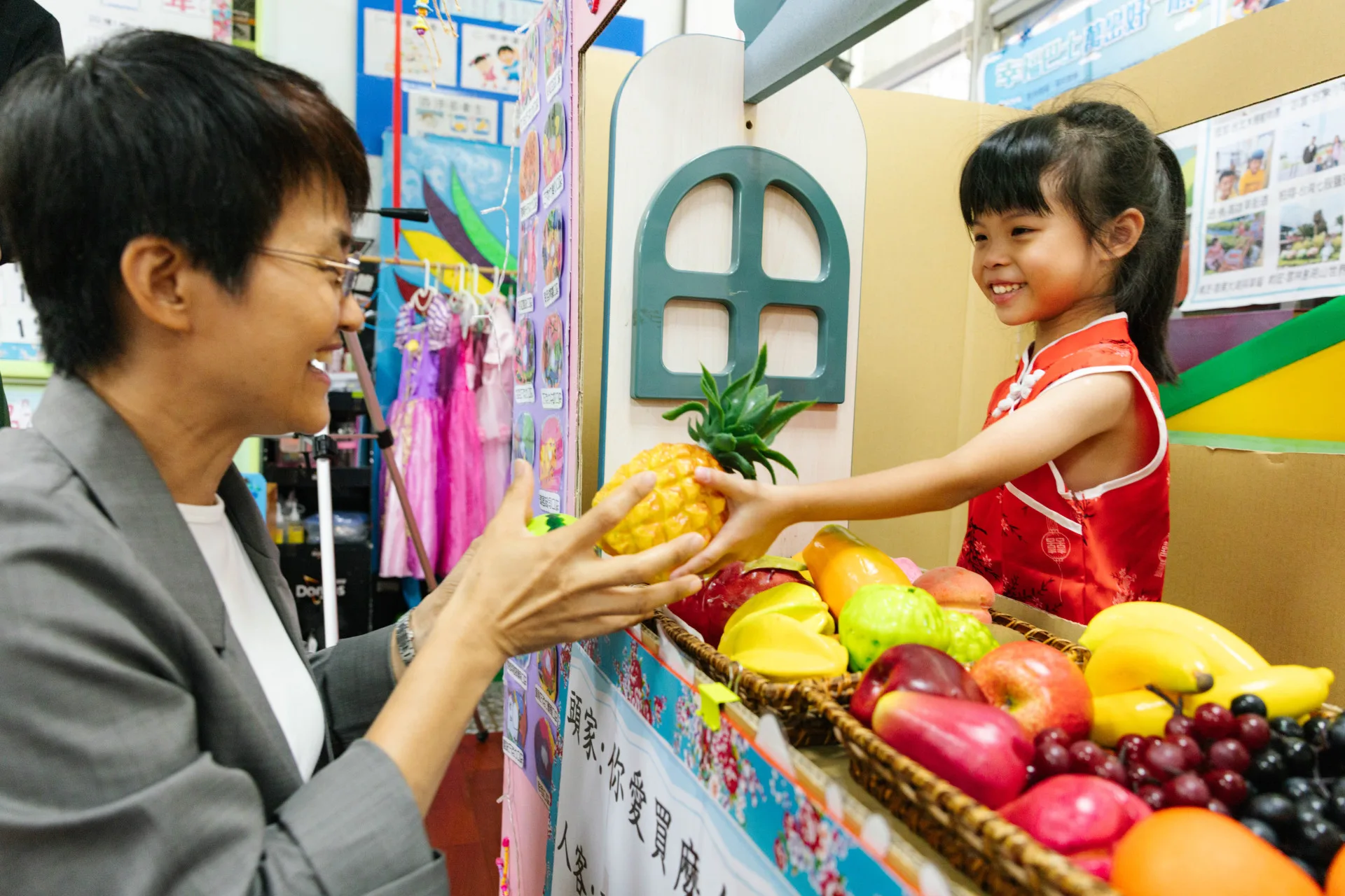 客委會主委古秀妃親身體驗客語沉浸式教學,與小朋友用客語互動。