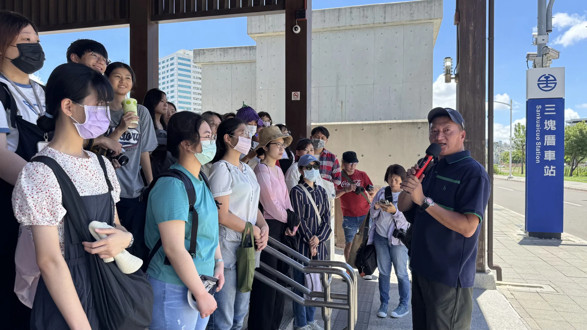 此次行程串聯三民市場、三鳳宮與三鳳中街。高市府提供