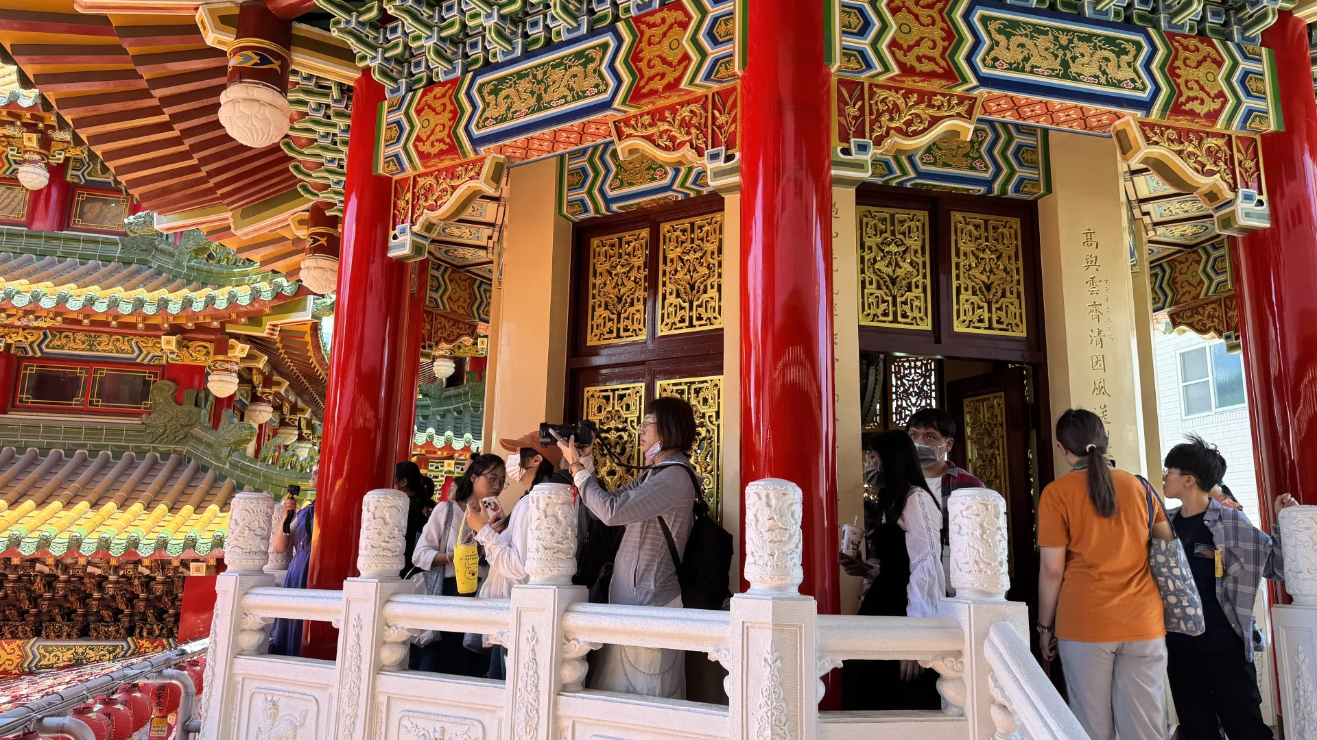 此次行程串聯三民市場、三鳳宮與三鳳中街。高市府提供