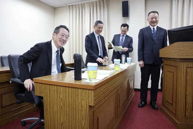 立法院外交及國防委員會11日邀請國防部長顧立雄(左)列席報告「海空戰力提升計畫採購進度及執行成效」,並備質詢。中央社