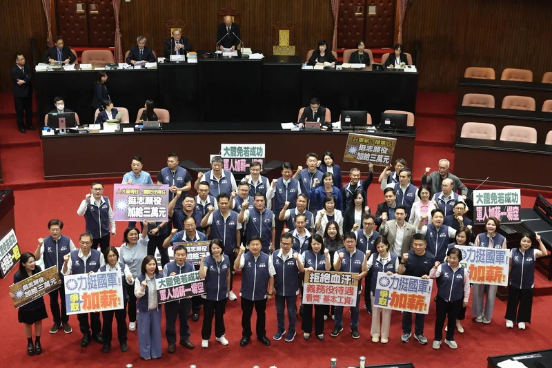 立法院會10日三讀修正《軍人待遇條例》部分條文。圖為國民黨團拿起手舉版。中央社