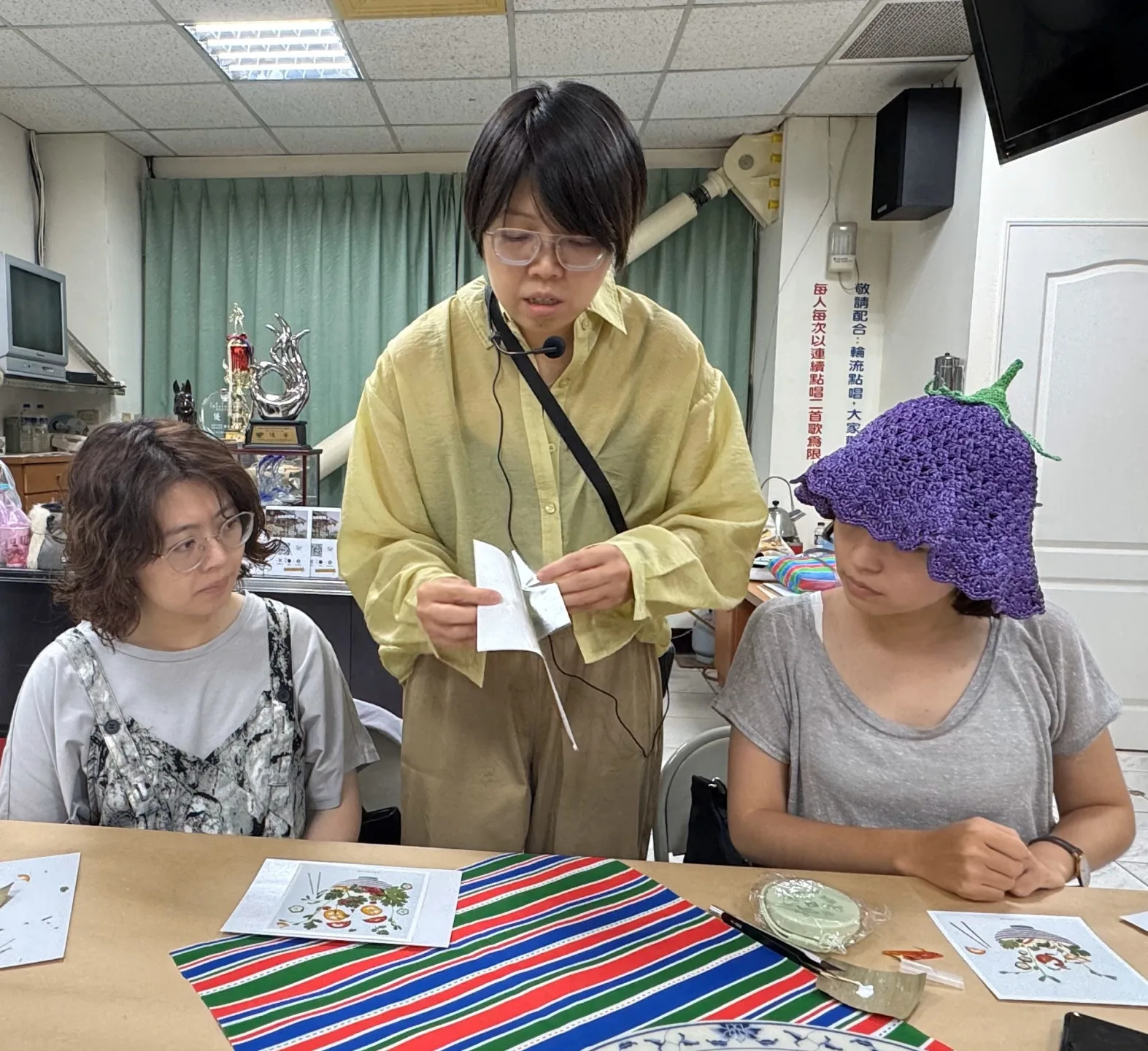 由「溫度首作」創辦人李佳蓉指導學員製作押花，並以當地植物與歷史意象作為創作靈感。高市府提供