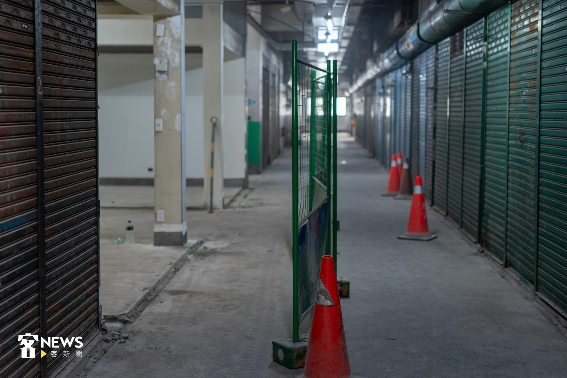 東門市場三樓圍起鐵籬笆,進行市場改造工程。宋佩遙攝