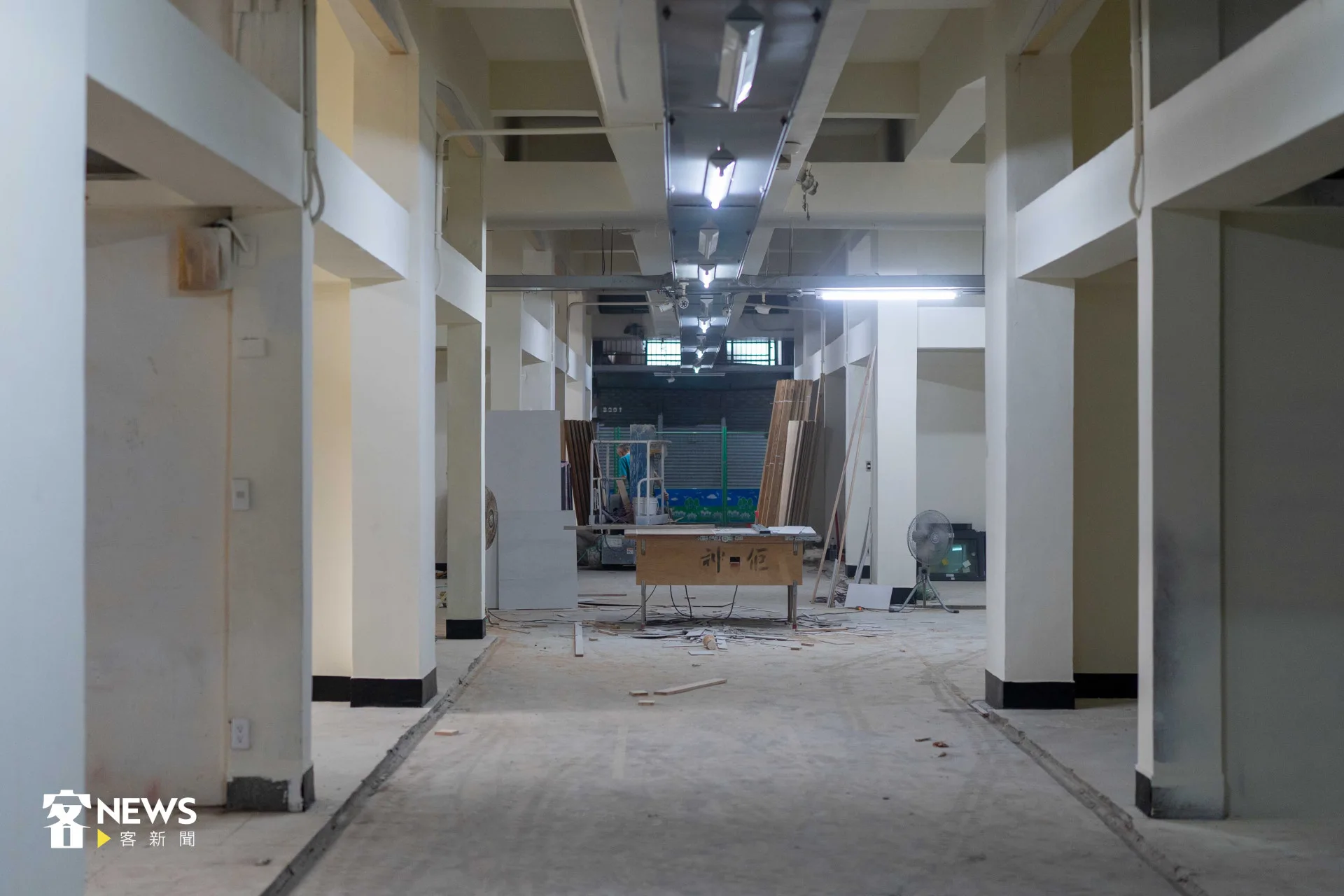 東門市場三樓正在進行改造工程,造成四周粉塵瀰漫。宋佩遙攝