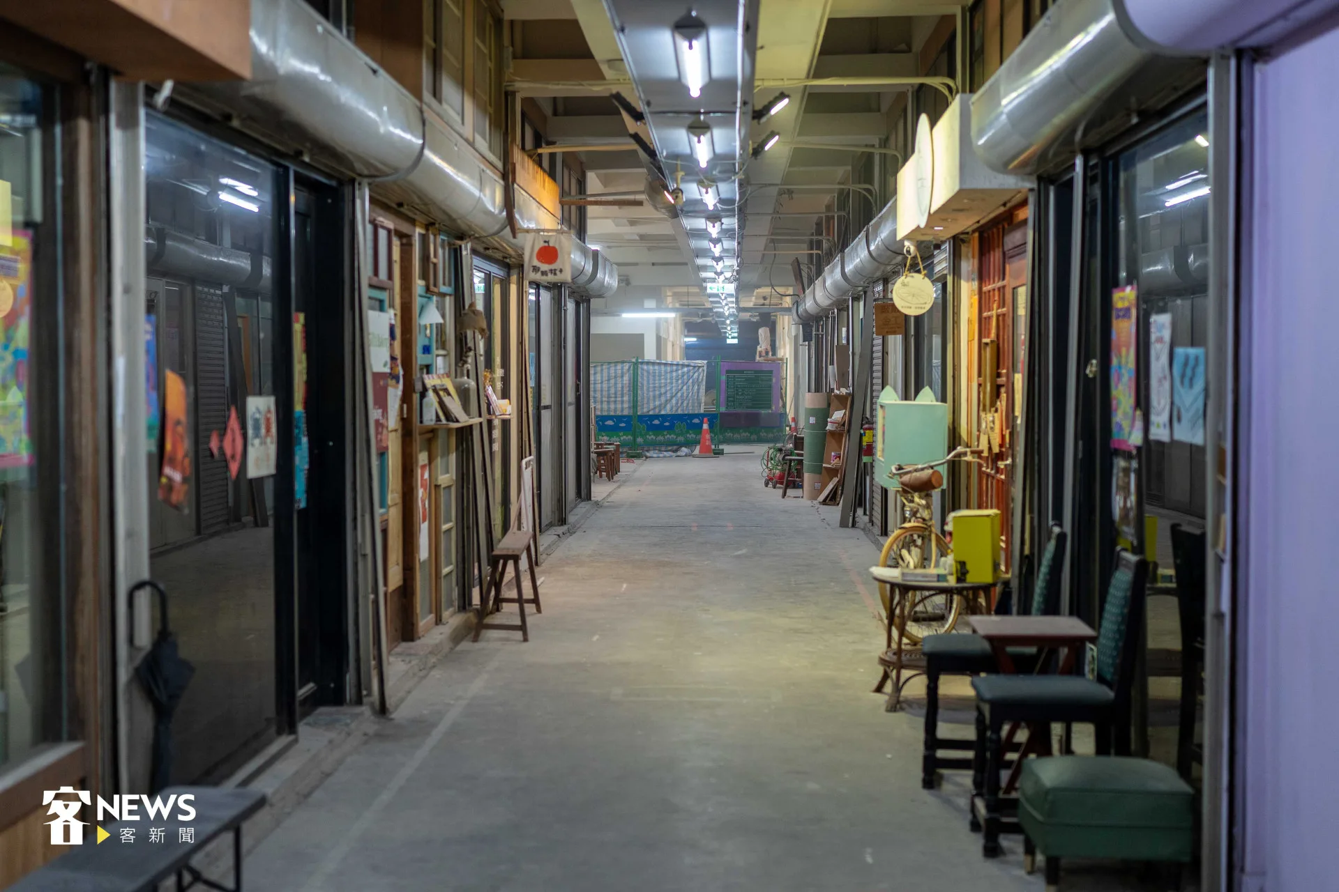 東門市場三樓平日下午營業店家寥寥無幾,且地上明顯可見施工粉塵。宋佩遙攝