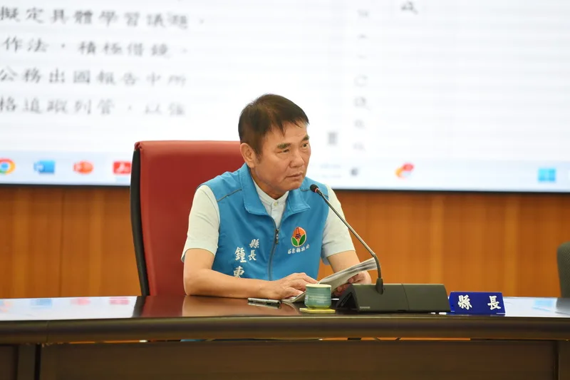 苗栗縣長鍾東錦(圖)不滿列管計畫「後龍國中私有土地徵收及操場興建案」執行進度,要求教育處積極爭取加速核撥經費,盡快完成。