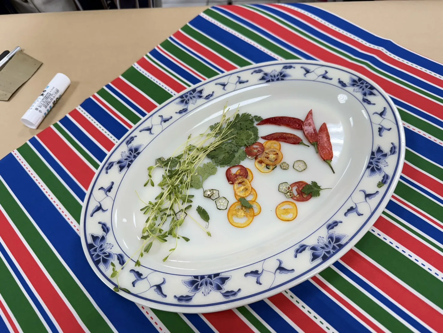 以當地植物與歷史意象作為創作靈感，結合植物拓印技法創作出極具特色的押花。高市府提供