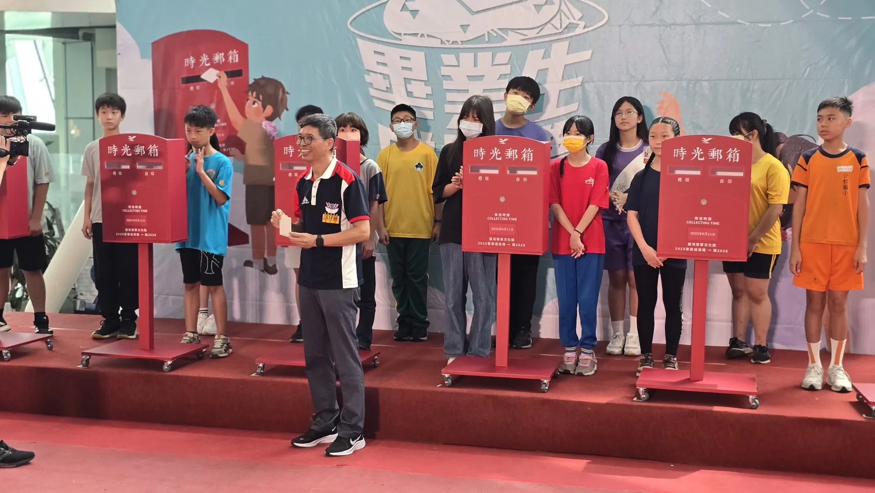 畢業生們寫信給３年後的自己，投入郵箱封存。