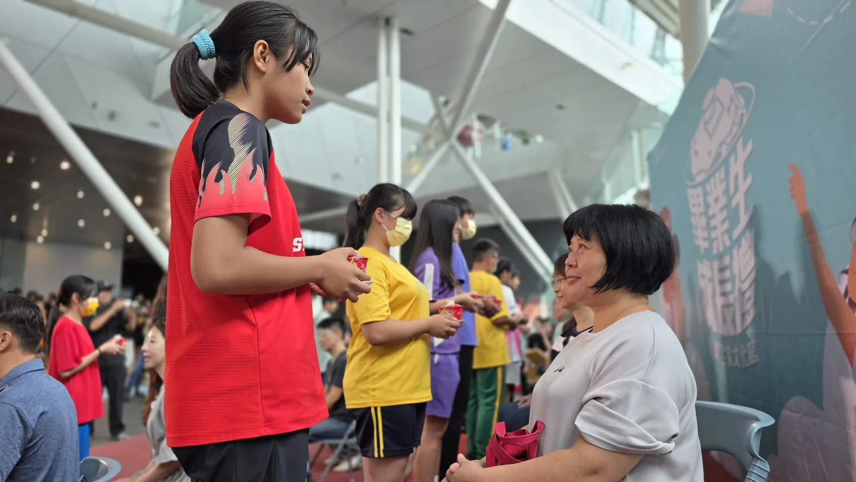 畢業生向師長奉茶，表達感恩。客發中心提供