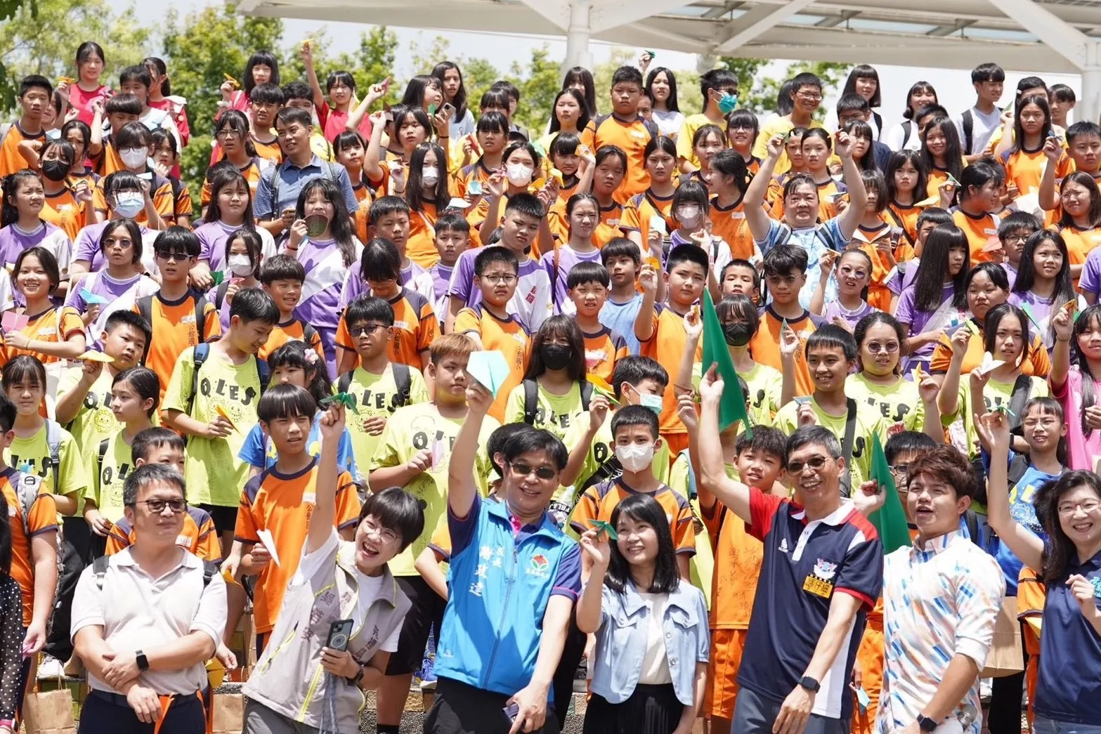 參加客家成年禮畢業生向空中投出象徵夢想起飛的紙飛機。