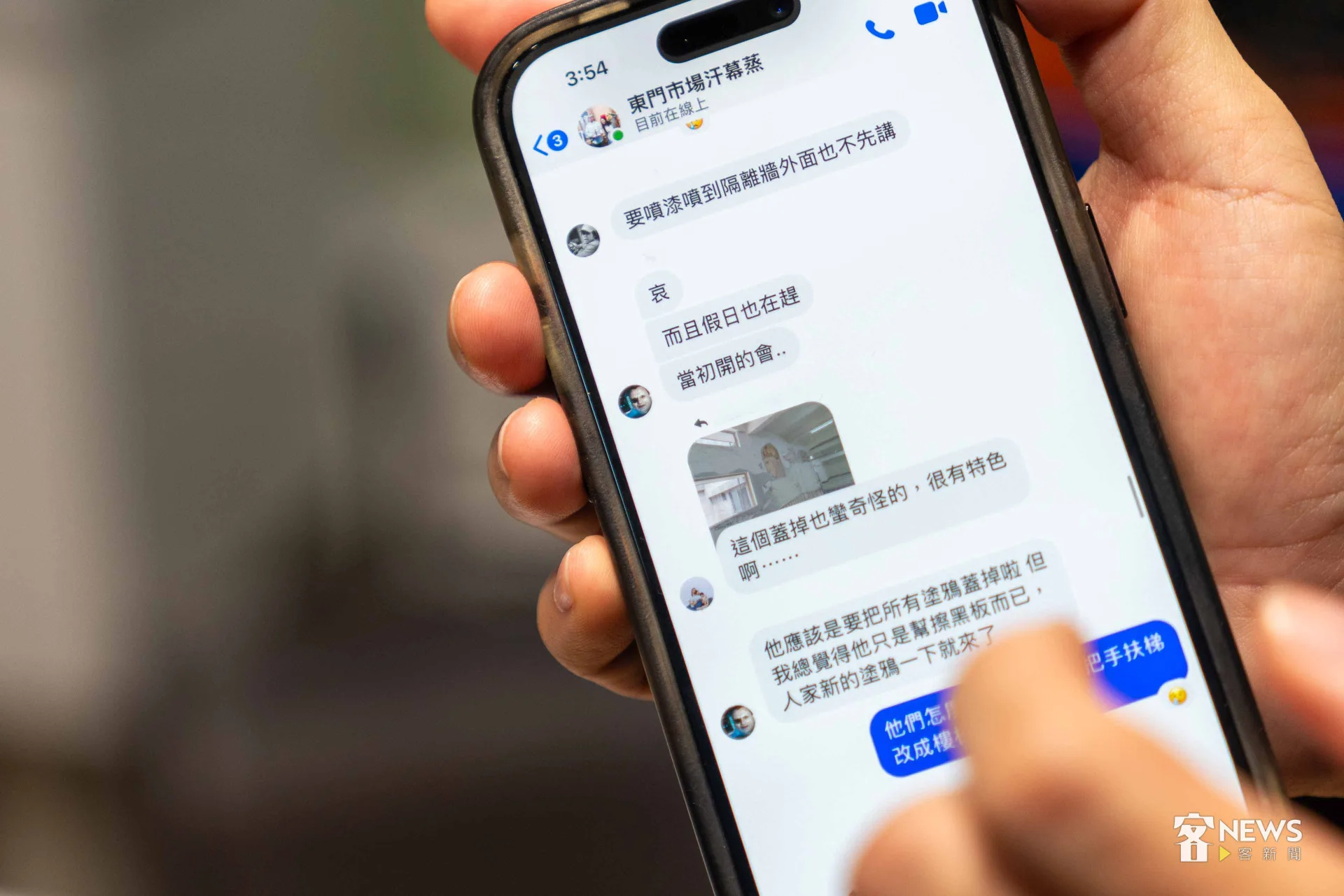 黃子軒秀出訊息,上週末有店家發現藝術家Candy Bird的塗鴉創作遭施工單位破壞。宋佩遙攝