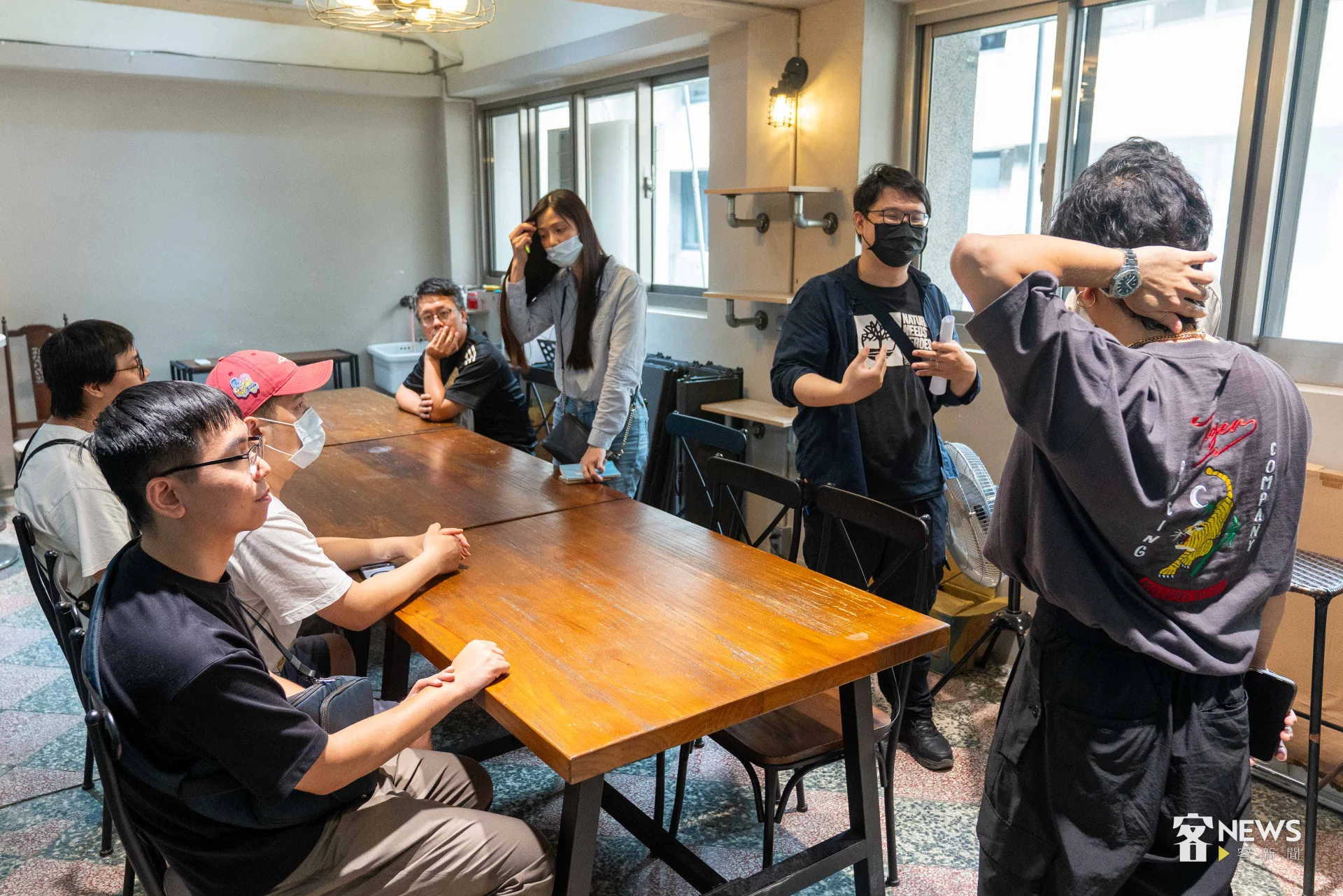新竹市政府及施工團隊,邀請三樓青創空間廠商討論解方。宋佩遙攝