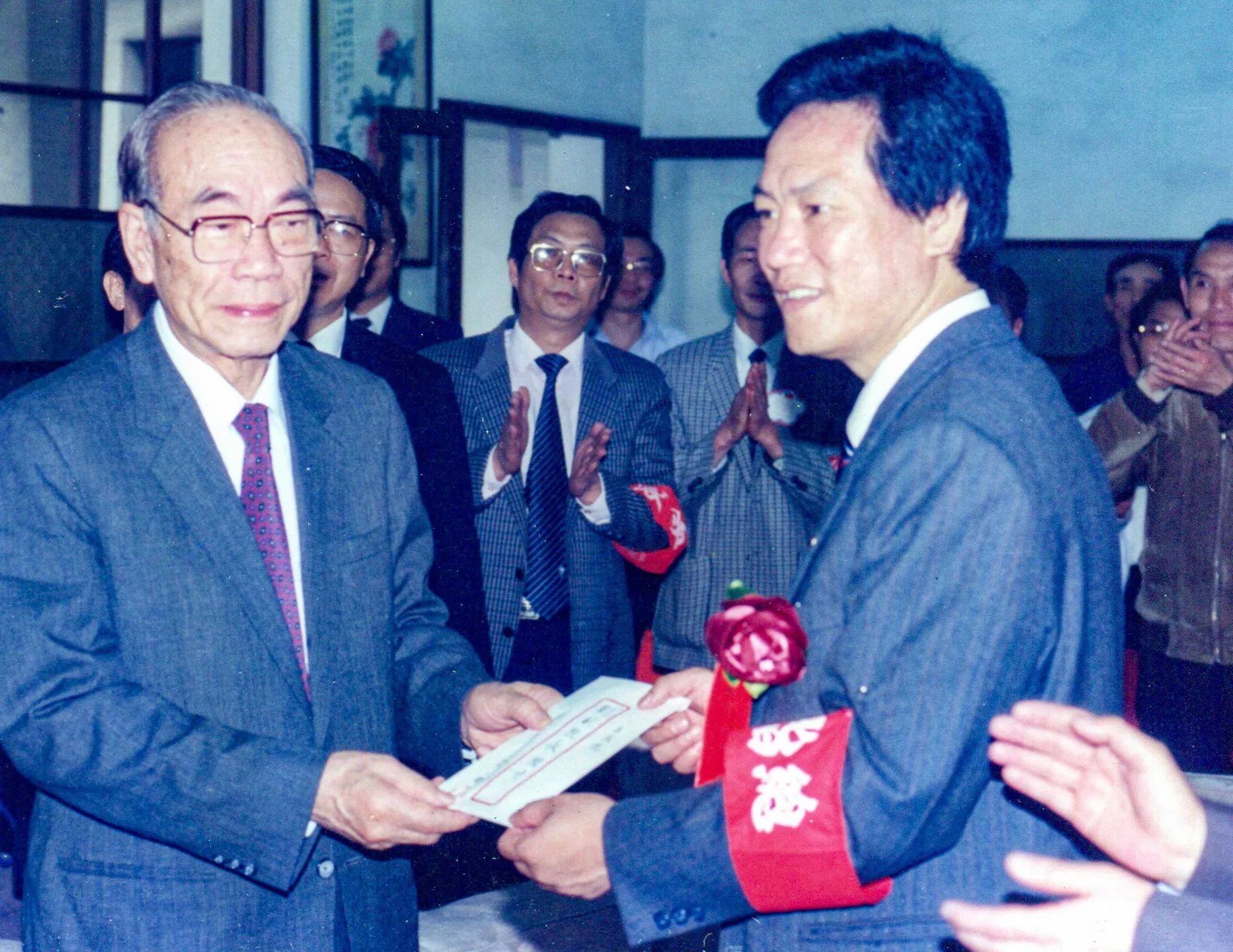 劉闊才擔任立法院副院長時主持議會,立委朱高正突然爬上議事桌發生肢體衝突,胸部受傷,縣議會副議長何智輝代表苗栗縣各界攜慰問信前往慰問。何來美攝