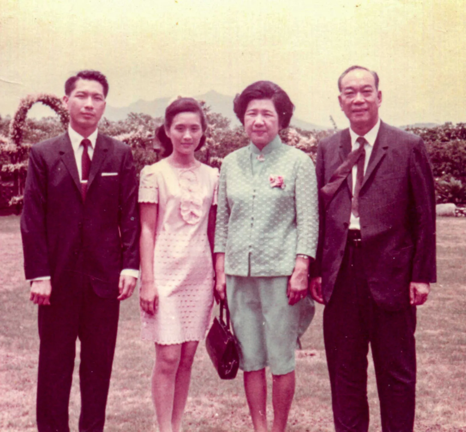 劉國昭(左)年輕時與父母劉闊才、翁秀貞夫婦合影。何來美翻攝