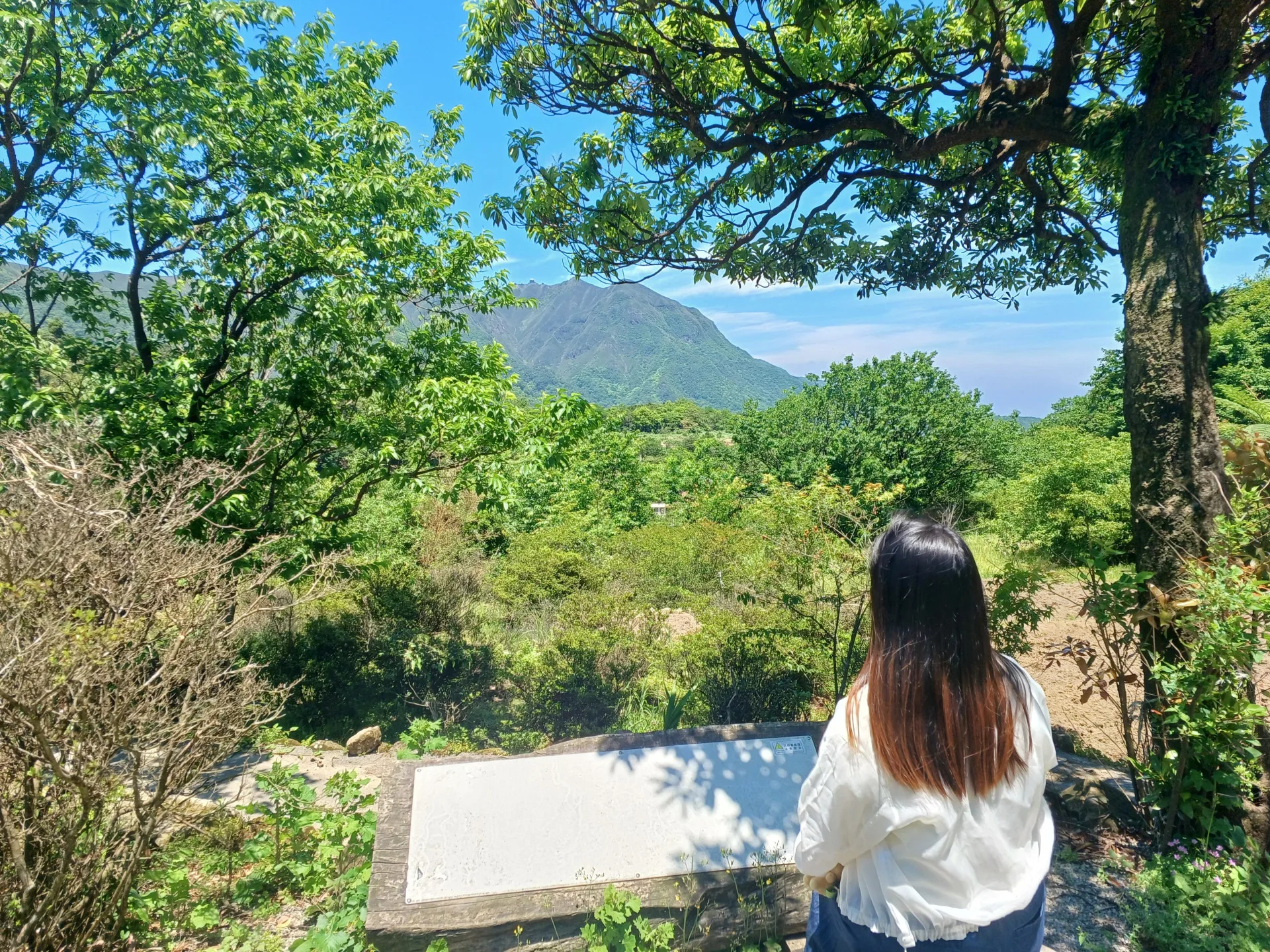 民眾可以遠眺壯麗山景。台北市政府工務局提供