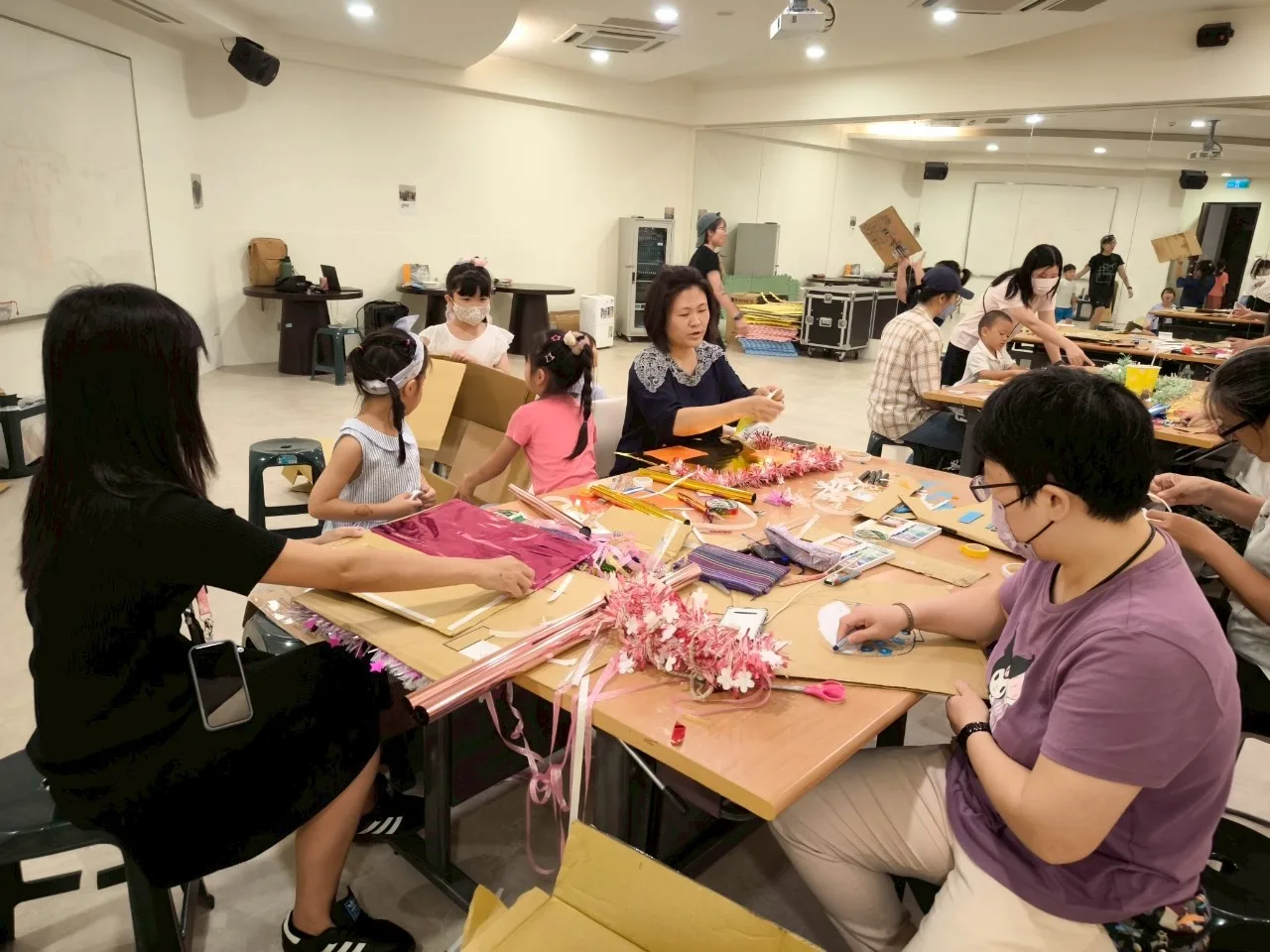 親子家庭也合力完成舞臺背景、服裝道具等,對於這齣音樂劇,是從裡到外的積極參與。台北市客家文化基金會提供