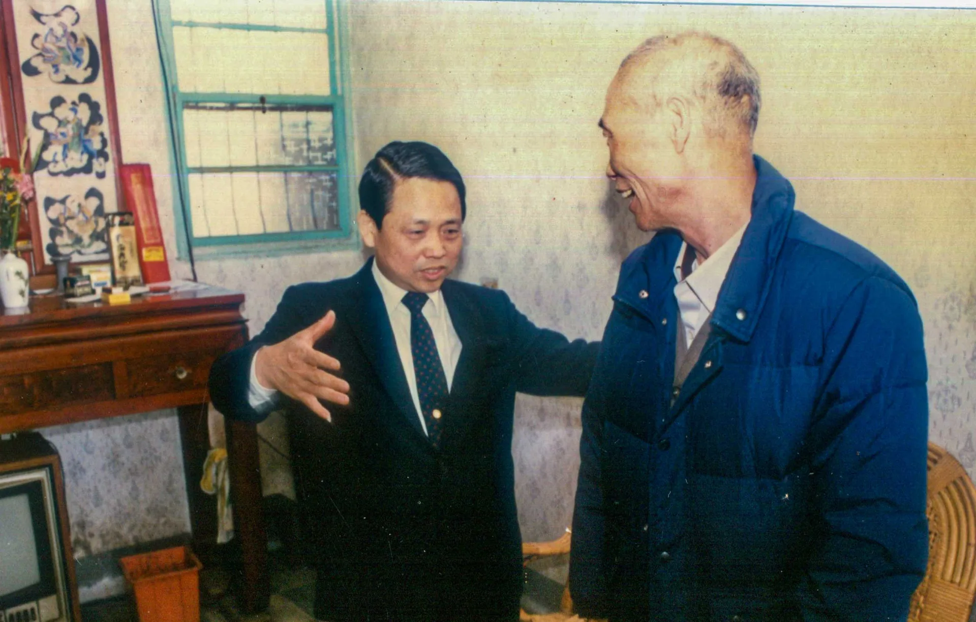 立委劉碧良前往機場迎接謝源拔返鄉,也贈送羽絨衣。何來美攝